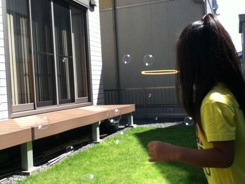 【9月】TM9の庭でシャボン玉を飛ばしている娘